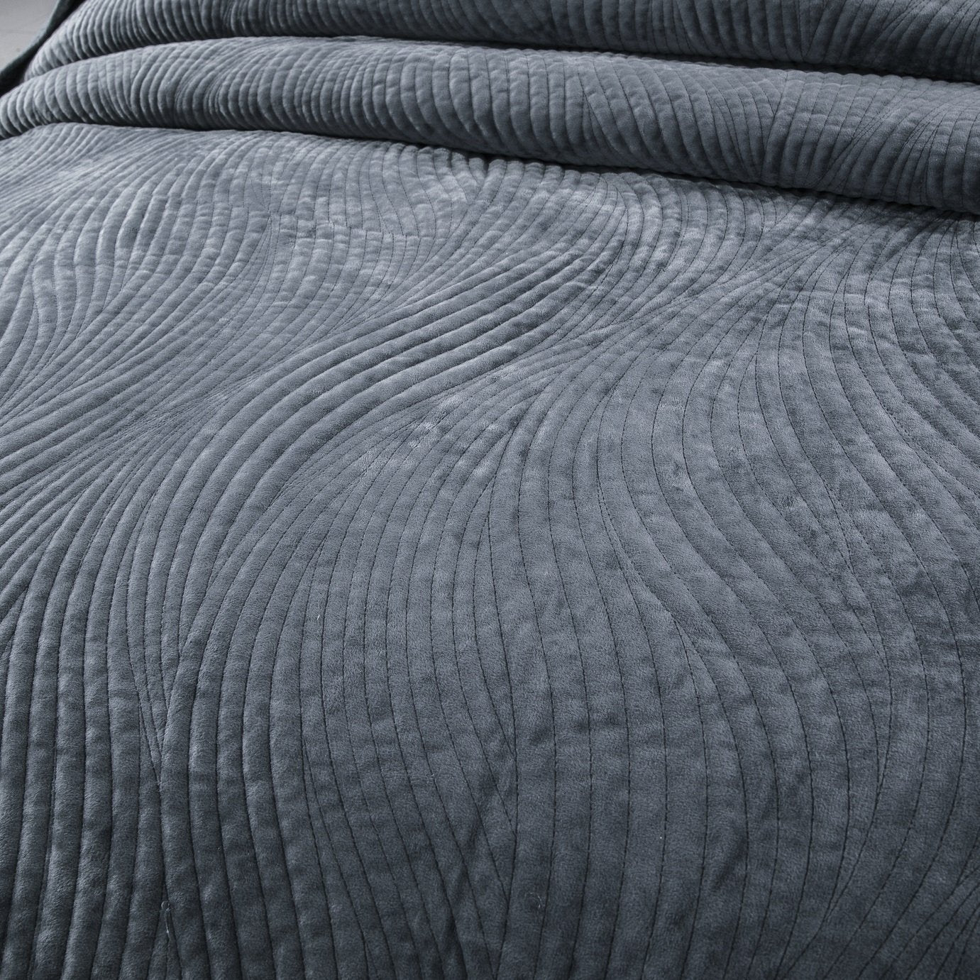 Tache Plush Dreams Steel Navy Blue Waves Velvet Quilt Set (JHW-852BL)