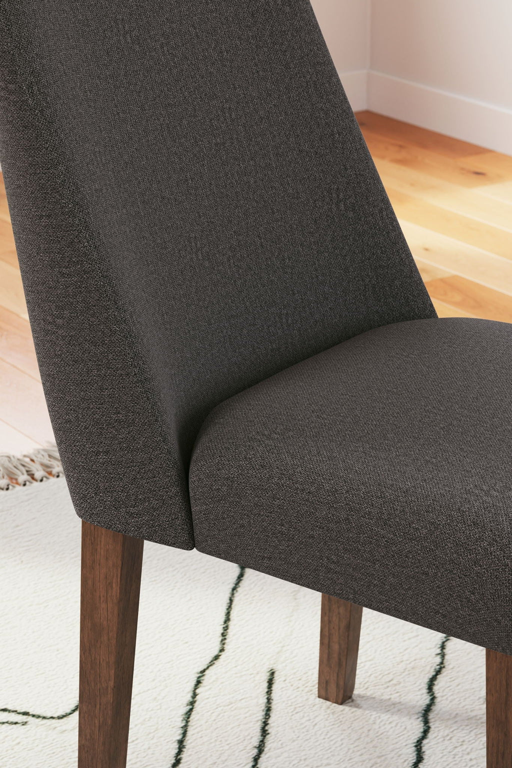 Lyncott - Dining Room Table Set